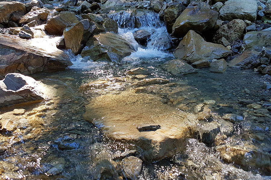 GoldenCircle Wasser Bach Steine